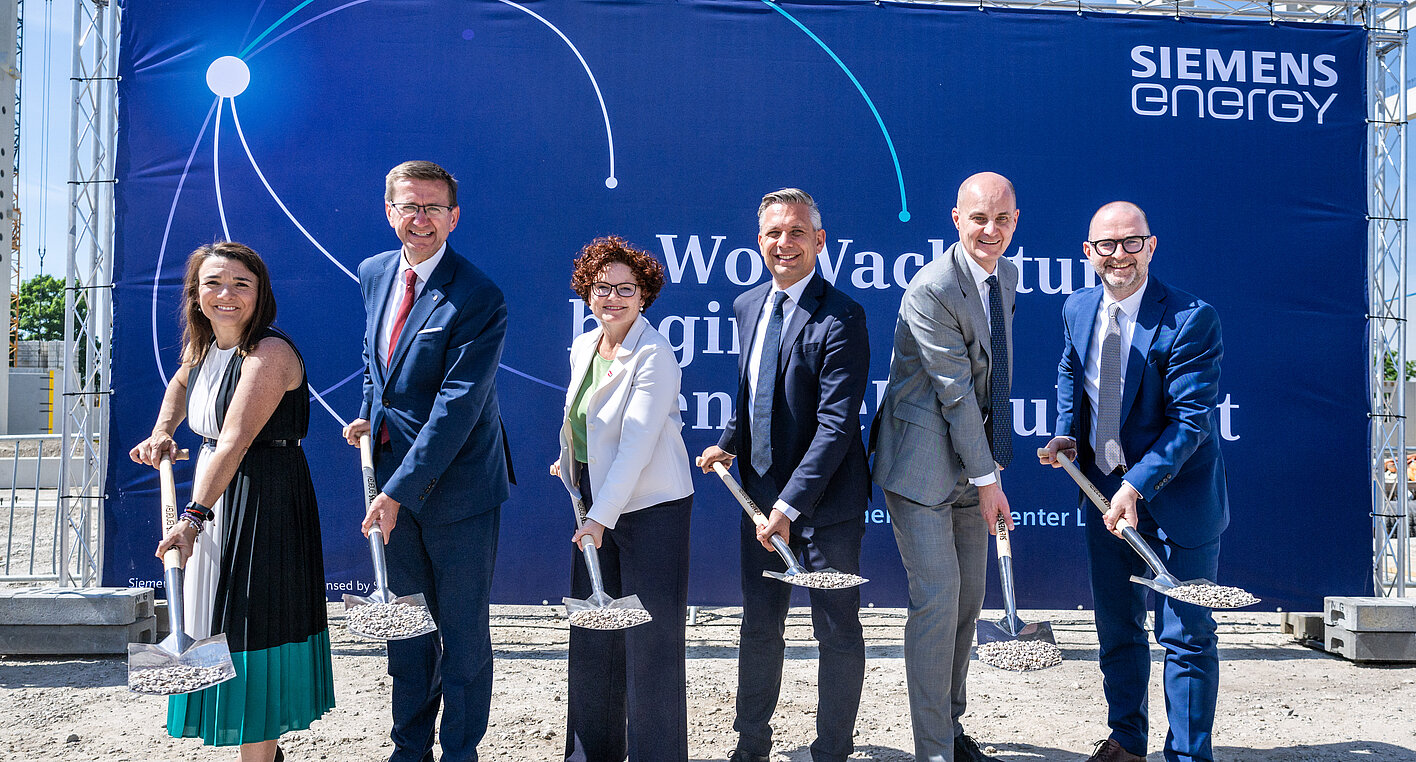 Spatenstich bei der Baustelle in Linz, u.a. mit Landesrat Markus Achleitner, Wirtschaftsminister Wolfgang Hattmannsdorfer und Siemens Energy-Vorstandsmitglied Tim Oliver Holt.