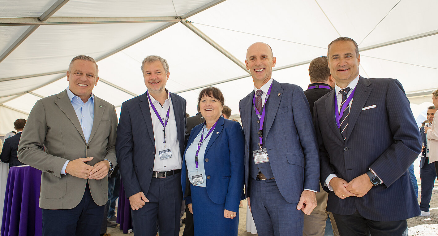 LH Mario Kunasek, Siemens-Energy-GF Aleš Prešern, LH-Stv. Manuela Khom, LR Willibald Ehrenhöfer und SFG-GF Christoph Ludwig (v.l.) am Siemens-Energy-Standort in Weiz. 