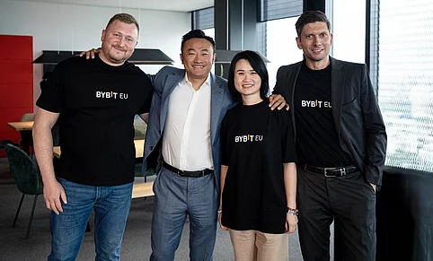 Ben Zhou, Mitgründer und CEO von Bybit, mit dem Managementteam von Bybit EU bei einer Pressekonferenz in Wien.
