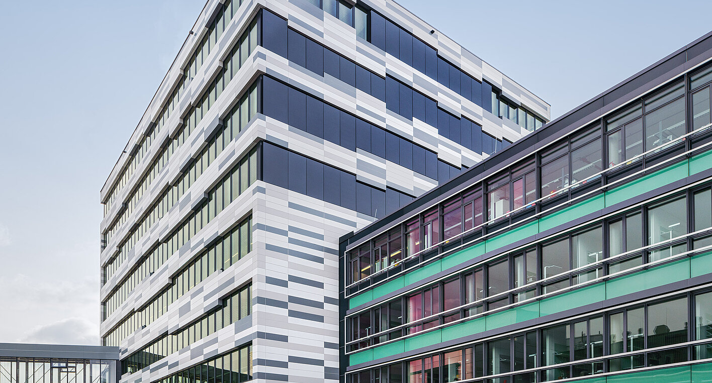Das Angelika-Amon-Forschungsgebäude in Wien beherbergt mehr als 150 Krebsforscher:innen und stärkt mit modernster Infrastruktur den Life-Sciences-Standort Österreich. Benannt ist es nach der österreichischen Spitzenforscherin Angelika Amon.