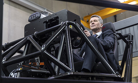 TU Graz-Rektor Horst Bischof im Cockpit des Fahrsimulators des Advanced Driving Simulation Centers